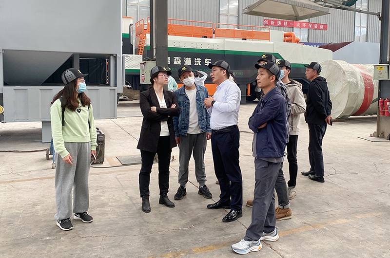 华中科技大学、中南大学一行莅临中国·8827太阳集团生产基地考察调研.jpg 华中科技大学、中南大学一行莅临中国·8827太阳集团生产基地考察调研